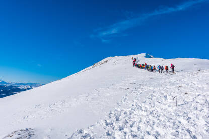 Grupa planinara na zimskom usponu i hodanje grebenom planine Hajla.Greben je prirodna granice Crne Gore i Kosova.
