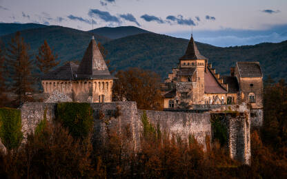 Srednjovjekovni dvorac Ostrožac za vrijeme jeseni