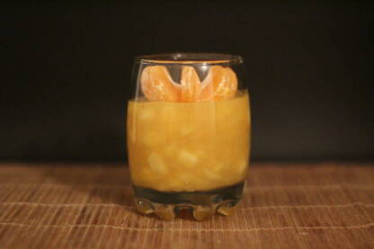 Puding sa jabukama u čaši dekorisan sa mandarinom na vrhu