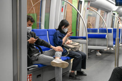 Putnici nose maske za lice u vozu podzemne željeznice u Njemačkoj.  Pandemija koronavirusa.