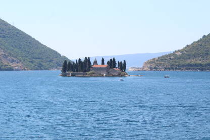 Ostrvo u zaljevu Boka kotorska na koje m je smješten manastir