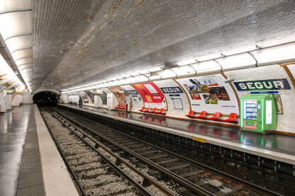 Pariz, Francuska: stanica podzemne željeznice. Javni prijevoz. Moderna stanica podzemne željeznice u centru grada. Podzemni voz.
​