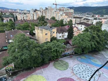 Pogled sa devetog sprata na igralište i zgrade u centru Banjaluke.