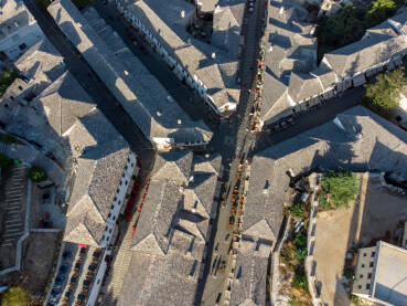 Gjirokaster, Albanija. Stari grad Gjirokaster, snimak dronom.