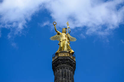 Berlin, Njemačka: Siegessaule, spomenik u centru grada. Poznata znamenitost i popularna turistička atrakcija.