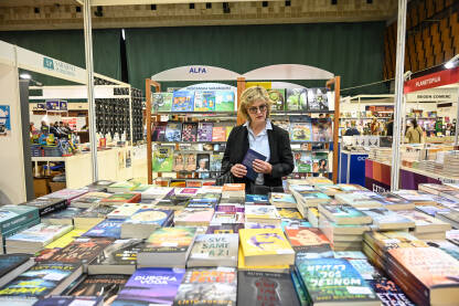 Sarajevski sajam knjige. Ljudi pregledavaju naslove knjiga. Kolekcija knjiga na sajmu.