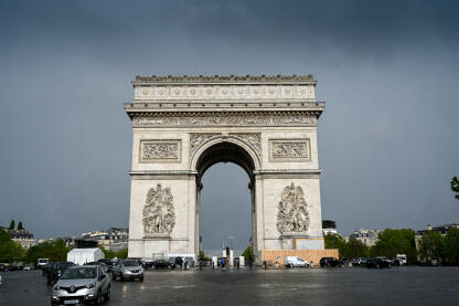 Pariz, Francuska: Slavoluk pobjede u centru grada. Popularna turistička atrakcija i historijska znamenitost u Parizu.