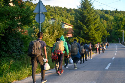 Grupa migranata pokušava da pređe granicu. Izbjeglice pokušavaju doći do zapadne Evrope. Balkanska ruta.