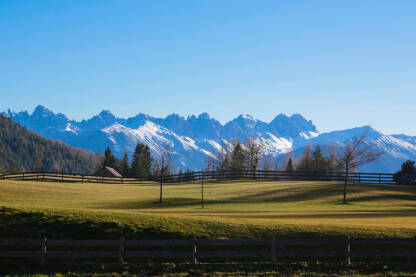 Pogled na Alpe iz Austrijskog sela.
