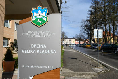 Znak na zgradi Općine, Velika Kladuša, Bosna i Hercegovina.