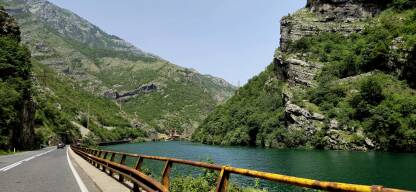 Kanjon rijeke Neretve. Cesta uz rijeku Neretvu. Neretva je rijeka koja vecim dijelom protice kroz BiH, po nekim tvrdnjama slovi za najhladniju rijeku na svijetu.