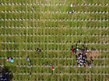 Srebrenica, Potočari, BiH: Snimak dronom na nadgrobne spomenike u Memorijalnom centru Potočari, Srebrenica. Sahrana / dženaza žrtava na groblju.