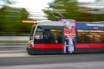 Beč, Austrija: Tramvaj se brzo kreće ulicom. Javni gradski prijevoz. Zamućena fotografija tramvaja.