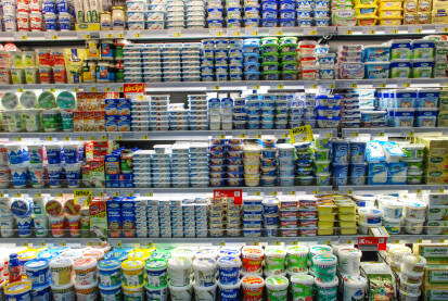 Mliječni proizvodi u trgovini. Police sa hranom u supermarketu. Mlijeko, sir, pavlaka, jogurt, margarin.