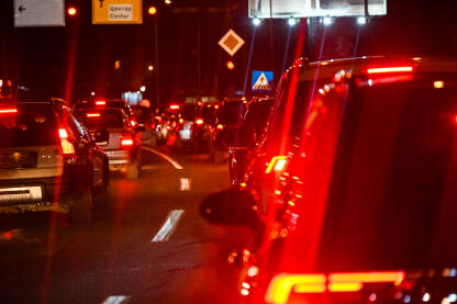 Gužva u saobraćaju. Kolone vozila na cesti noću. Mnogo auta.
