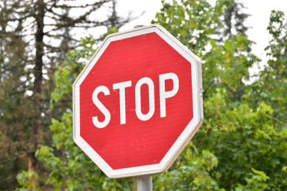 Saobraćajni znak stop.