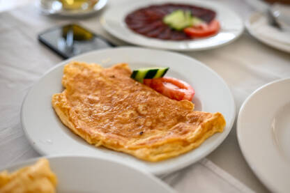 Omlet serviran na tanjiru u restoranu. Svježi omlet za doručak. Jaja.