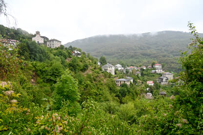 Selo Galičnik u Sjevernoj Makedoniji. Selo na planini. Tradicionalna arhitektura. Kuće na padini.