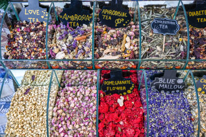 Različite vrste čaja na prodaju na pijaci.