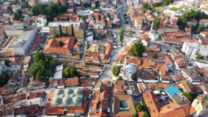 Sarajevo, panorama. Baščaršija i sebilj, snimak dronom.