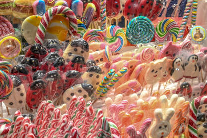 Šarene lizalice i slatkiši na sajmu. Tradicionalni ručno rađeni slatkiši izloženi u prodavnici. Suveniri.