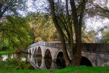 Rimski most nalazi se na rijeci Bosni nedaleko od Ilidže.
 Kameni most sa sedam lukova na rijeci Bosni.
