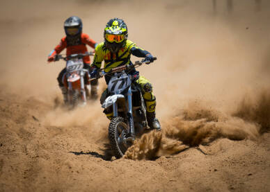 Vozač cross motora tokom trke. Motocross trka. Takmičenje u vožnji cross motora.