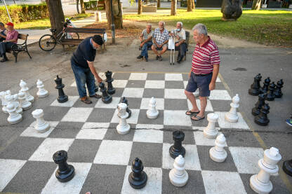 Ljudi igraju šah na ulici. Ulična šahovska tabla.