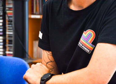 Majica sa natpisom kvir ponos. LGBTIQ zajednica.