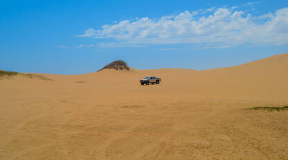 auto u pustinji Namibije