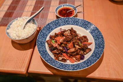 Kineska kuhinja. Meso, riža i povrće.