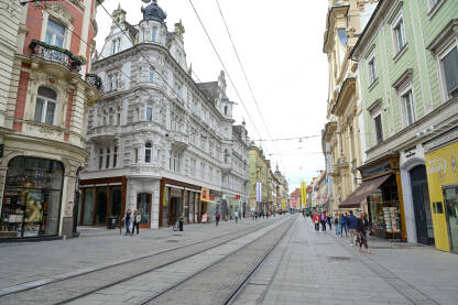 Grac, Austrija. Zgrade na glavnoj ulici. Ljudi šetaju po ulici.  Herrengasse bulevar.