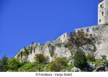 Počitelj Zidine Počitelja, grada nedaleko od Mostara, Bosna i Hercegovina. Poznato turističko mjesto snimljeno tokom sunčanog dana.