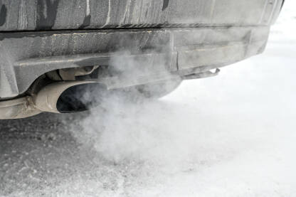 Dim iz auspuha iz auta. Jako zagađenje zraka. Izduvni gasovi, krupni plan. Emisija dima iz vozila.