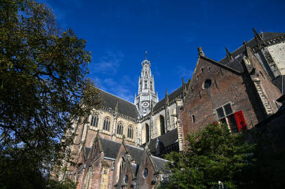 Haarlem, Nizozemska: Crkva u centru grada. Zvonik crkve.