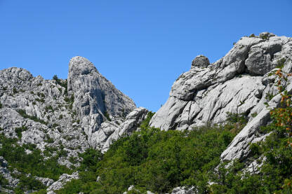 Planinski pejzaž ljeti. Kamen i stene. Nacionalni park Paklenica, Velebit, Hrvatska.