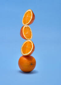 Narandže i narezani komadi stoje jedan na drugom - Koncept