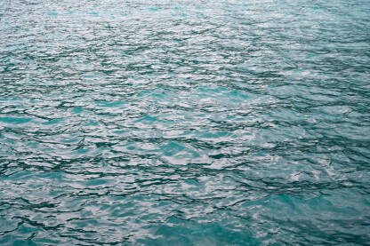 Morski talasi. Odraz sunca na površini vode. Jadransko more zimi tokom nevremena.
