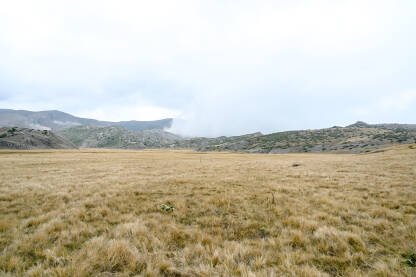 Planinska visoravan u jesen. Oblaci i magla iznad planine. Planina Bistra, Mavrovo, Sjeverna Makedonija.