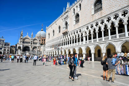 Turisti u Veneciji, Italija. Glavni gradski trg u centru grada. Trg svetog Marka.