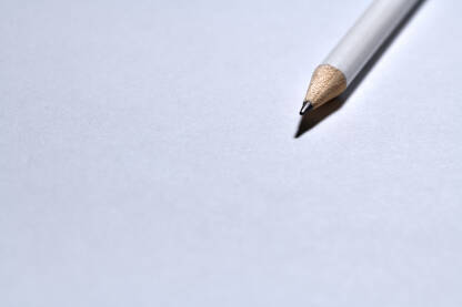 Bijela grafitna olovka na  papiru