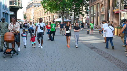 Strasbourg, Francuska, ljudi šetaju ulicom u centru grada.
