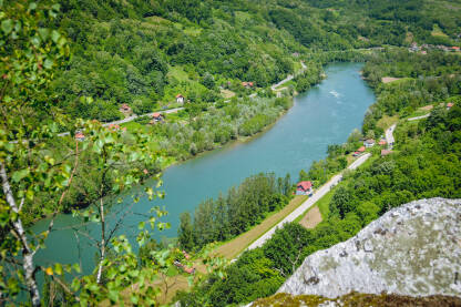 Rijeka Drina u okolini opštine Bratunac. Stijena iznad Poloma.