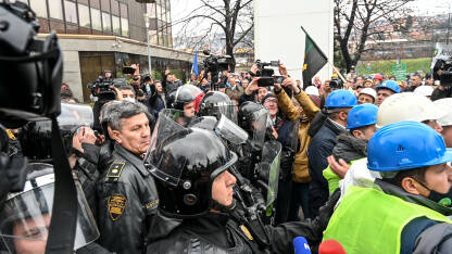 Sarajevo, Bosna i Hercegovina: Rudari na protestu na ulici. Policija ispred rudara. Protest rudara tokom antivladinog skupa. Rudari drže zapaljene baklje i transparente na demonstracijama. Štrajk.