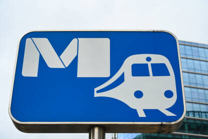 Znak za metro stanicu u gradu. Javni transport.