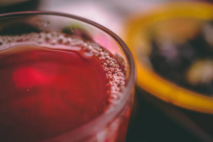 Crveni sok u čaši sa mjehurićima