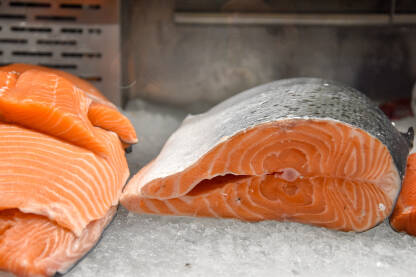 Svježi losos na ledu, u ribarnici. Kotleti lososa i file lososa na prodaju.