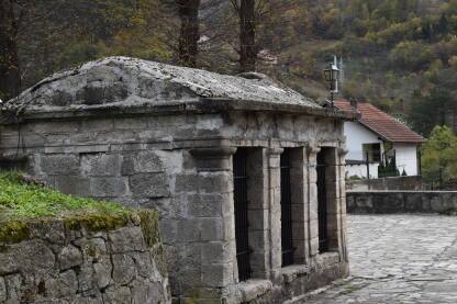 Spomenik je pozemna crkva isklesana u živoj stijeni. Napravljen je krajem 14. stoljeća po naredbi Hrvoja Vukčića Hrvatinjića.