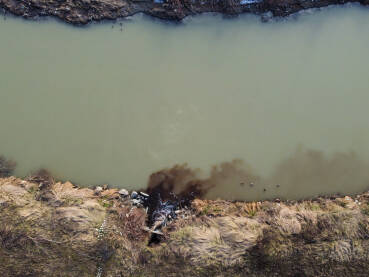 Zagađena rijeka. Opasne hemikalije se ispuštaju u rijeku. Industrijske otpadne vode, snimak dronom. Kanalizacija se odvodi u rijeku. Zagađenje životne sredine. Ekološka katastrofa. Kontaminacija.