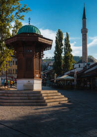Sebilj u Sarajevu sa minaretom u pozadini